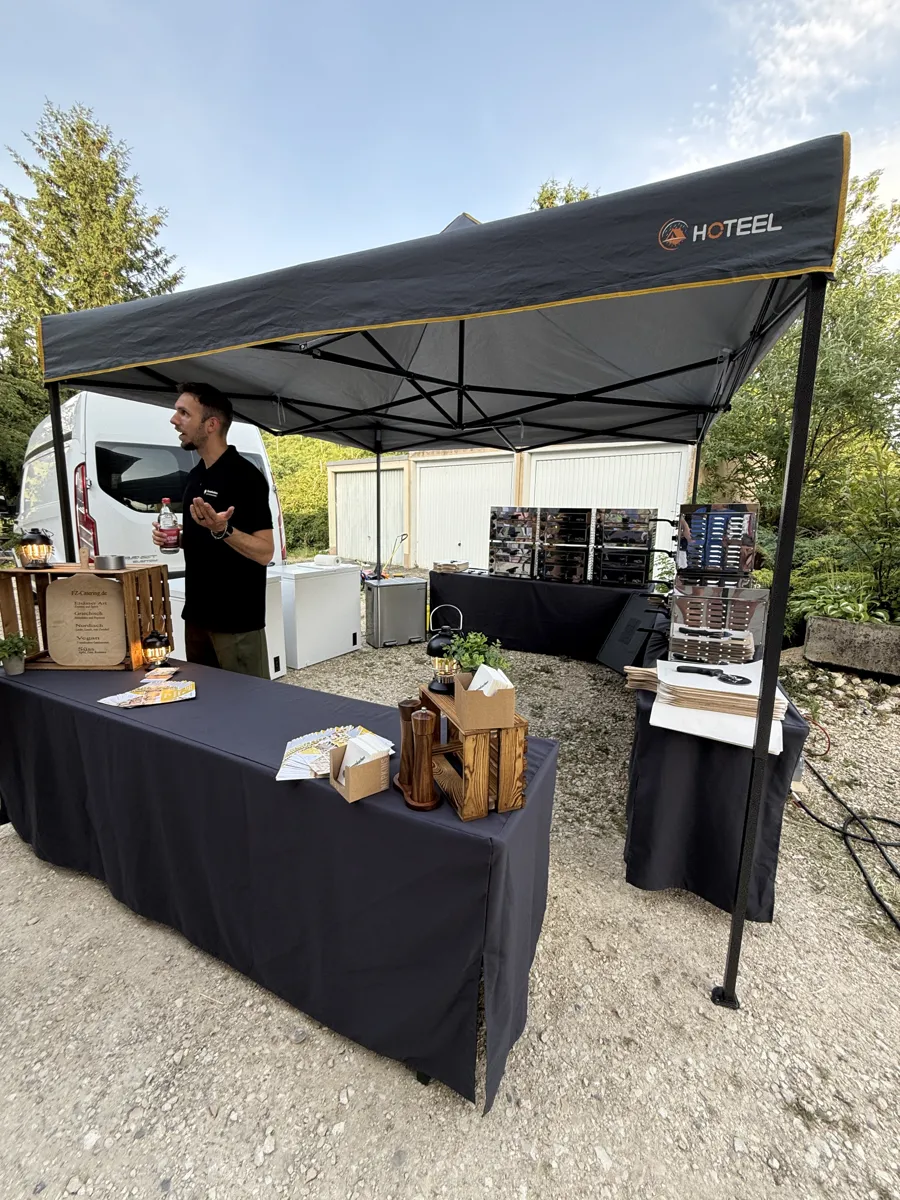 Mobiler Flammkuchen-Stand der Flammkuchen-Zentrale mit Pavillon und Ofen bei einem Event in Stockach